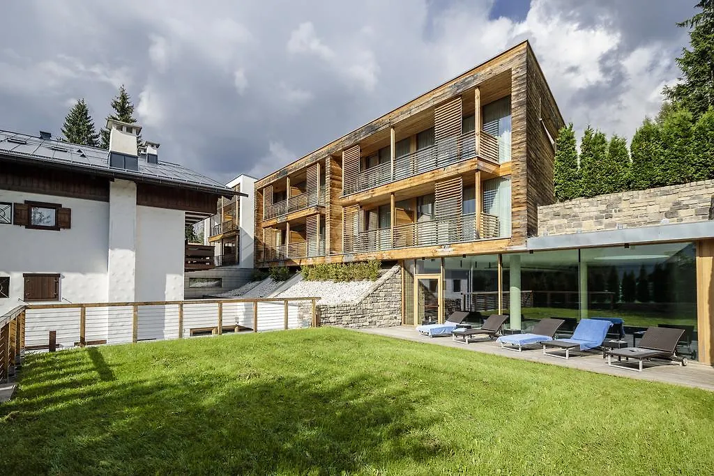 Hotel Lajadira & Spa Cortina d'Ampezzo 4*,